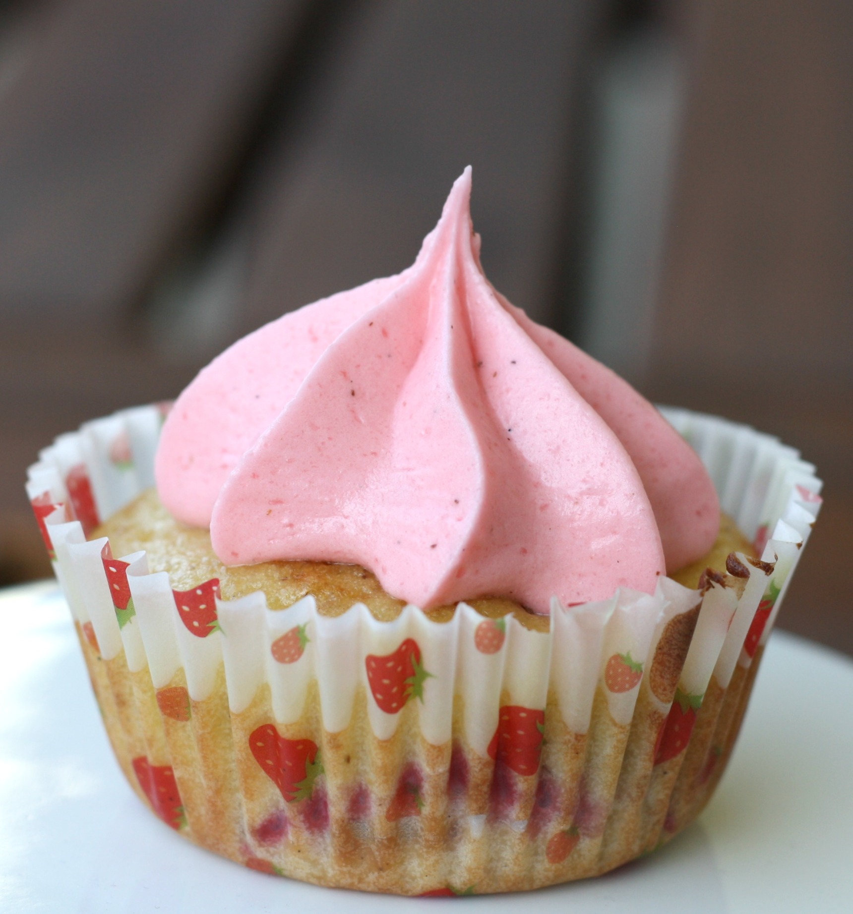 Als Dankeschön gibt’s Erdbeer Cupcakes mit Frischkäse Frosting
