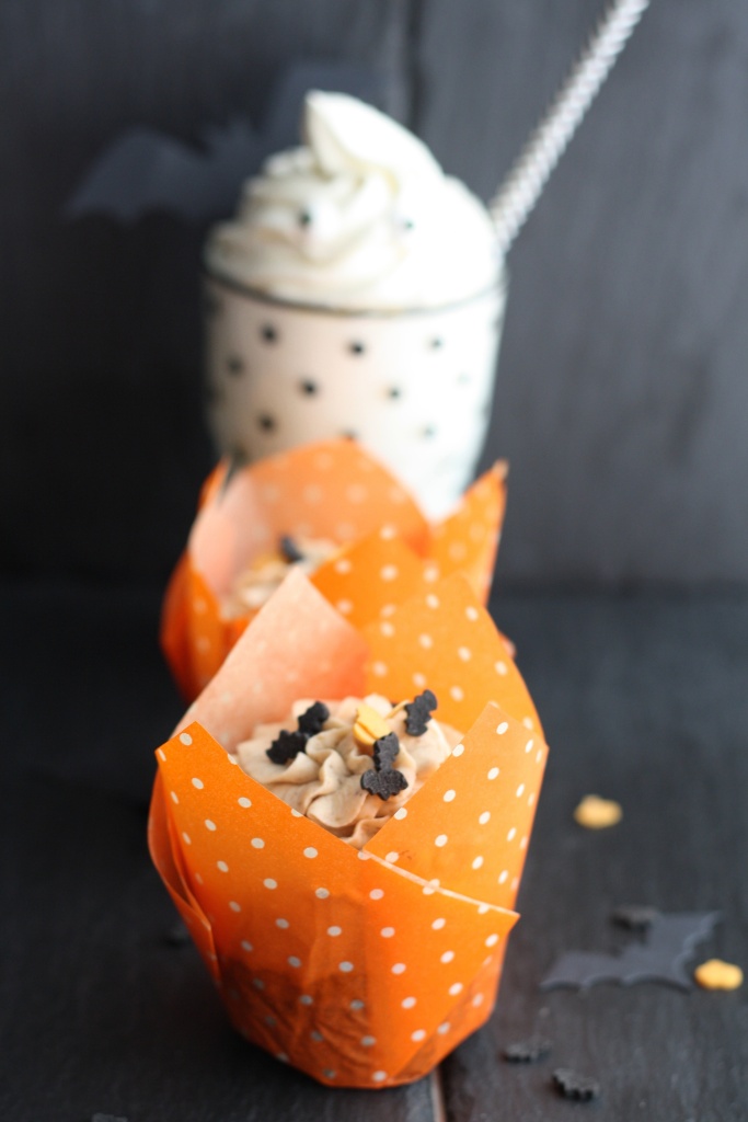Geister-Milchshakes und Kürbis Cupcakes mit Bratapfelfrosting